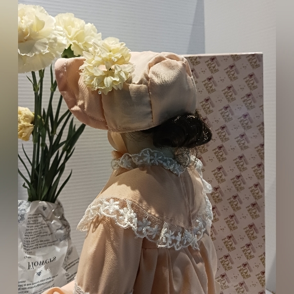 Schmid - 1984 Porcelain Music Box Doll - Picture 4 of 9